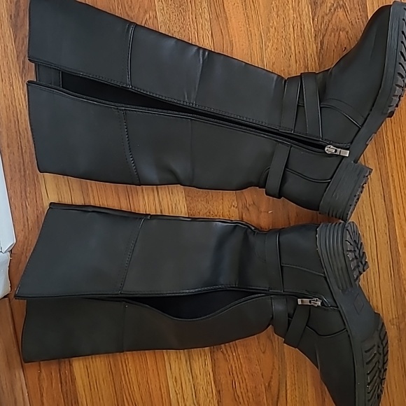Tall zip up boots - Picture 2 of 2